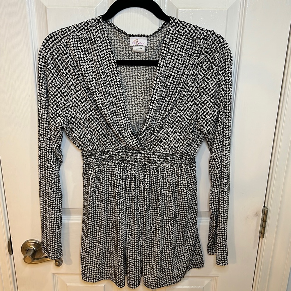 Oh Baby Motherhood L houndstooth V neck top EUC